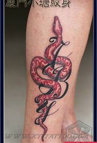 bacağında bir klasik yılan dövme deseni