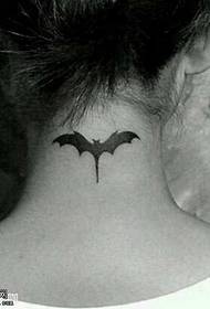 脖子蝙蝠图腾纹身图案