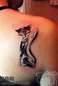 美女背部可爱的狐狸纹身图案