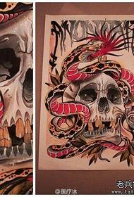 многу популарен ракопис за тетоважа со змија и черепи