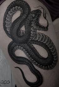 Ein großes Schlangen-Tattoo-Muster am Bein