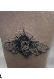 wzór tatuażu pszczoły linii nóg