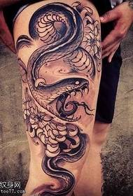 татуировка змея ноги