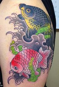 肩の2つの金魚のタトゥーパターン