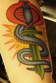 蛇和匕首畫紋身圖案