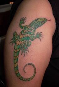 мъжки цвят на рамото татуировка гущер