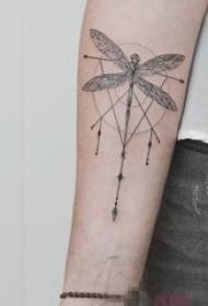 男孩手臂上黑線幾何元素創意蜻蜓紋身圖片