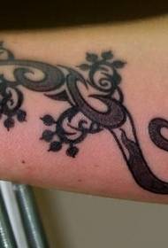 красивий чорний племінний візерунок татуювання ящірки