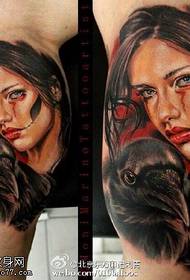 手臂上的女人乌鸦纹身图案