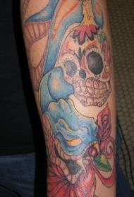 手臂骷髅和蓝色的蛇纹身图案