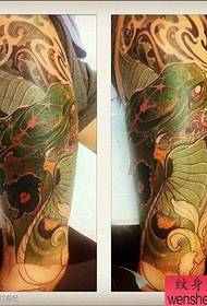 Bewaffnen Sie ein hübsches traditionelles Schlangen-Tattoo-Muster