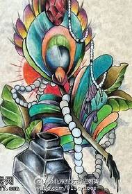 fermoso patrón de tatuaje manuscrito de plumas de pavo real