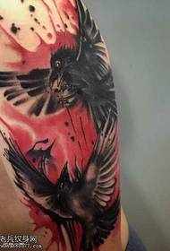 Nigra ruĝa korvo tatuaje mastro