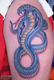 ຮູບແບບ tattoo cobra ສີຟ້າແຂນ