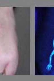 ręka z powrotem niewidzialny jaszczurki fluorescencyjny wzór tatuażu