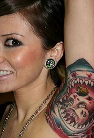 ženské podpazušie kreatívne žraločie tetovanie