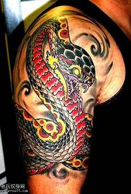 fermoso patrón de tatuaxe de serpe no brazo