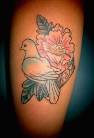 Vaaleanpunaiset kukat ja kyyhkynen kirje tatuointi malli