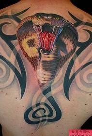 in realistysk kobra-tatoetmuster op 'e rêch