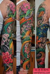 cool uzorak tetovaže zmija na rukama s cvijećem