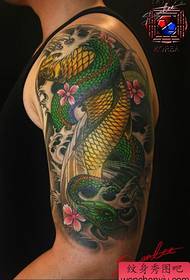 brazo tatuaje calamar serpiente patrón