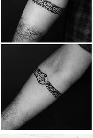 Модел за тетоважа со тотем од змија популарен во популарната рака