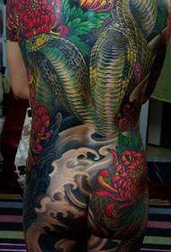 доминираща красота пълен гръб кобра татуировка модел