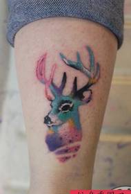 uzorak tetovaže jelena u boji nogu