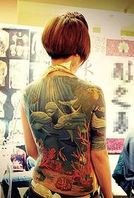 super bel tatuaggio a forma di delfino di colore 3d