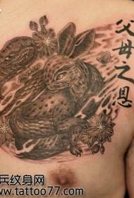 Patró de tatuatge de conill de serp al pit