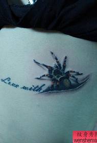 menina de volta rasgando o padrão de tatuagem de aranha