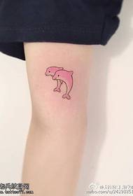 Delfín tetovanie vzor na nohu