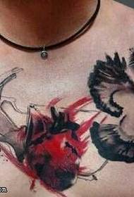 татуировка с изображением голубя на груди