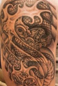 Jongen Uewerschenkel op schwaarz groer Skizz Punkt Dornfäegkeet kreativ Schlaang Totem Tattoo Bild