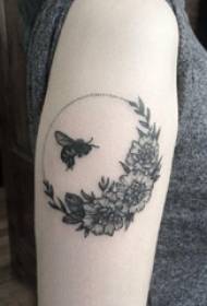 Mazu bišu tetovējums Mazu svaigu mākslas tetovējumu skices dažādība Mazu bišu tetovējums