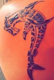siyah geometrik soyut çizgiler arkasında omuzlarında erkek küçük hayvan çekiç kafalı köpekbalığı dövme resimleri