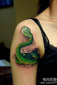 grožio rankos spalvotos spalvos gyvatės tatuiruotės modelis