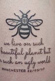 Zēnu teļš uz melnas līnijas skices radoša bišu smalka zieda ķermeņa angļu tetovējuma attēls