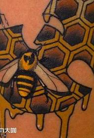 Patrón de tatuaje de abella na perna
