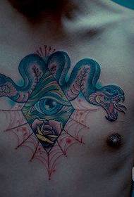 męski przód klatki piersiowej super przystojny fajny wzór tatuażu węża i oczu