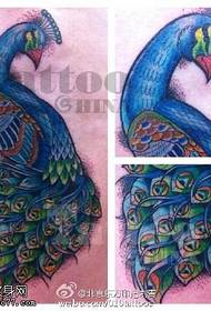 ручно осликани прекрасни узорак паунове тетоваже