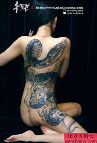 patró de tatuatge de serp a la part del darrere de la bellíssima bellíssima bellesa fresca, guapo popular