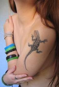 Patron de tatuatge de sargantana que s'arrossega en color d'espatlla femení