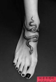 女生一幅脚部缠绕的蛇纹身图案