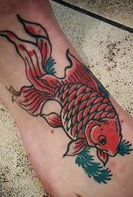 црвена златна рибица узорак тетоваже на стопалу