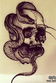 рукопись татуировки в виде змеи