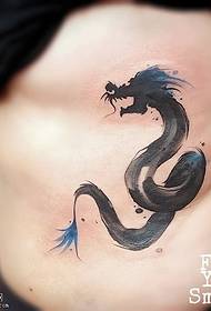 Patrón de tatuaje de serpiente de tinta abdominal