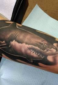 bracciu neru realistu di mudellu di tatuu di squalo di squalo