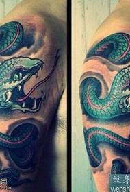 шема на тетоважа на змија во боја