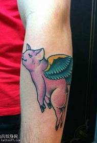 lengan pola tato babi terbang kecil